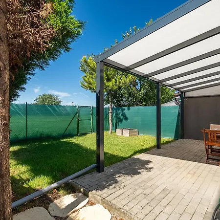 Apartment With Garden And Parking *