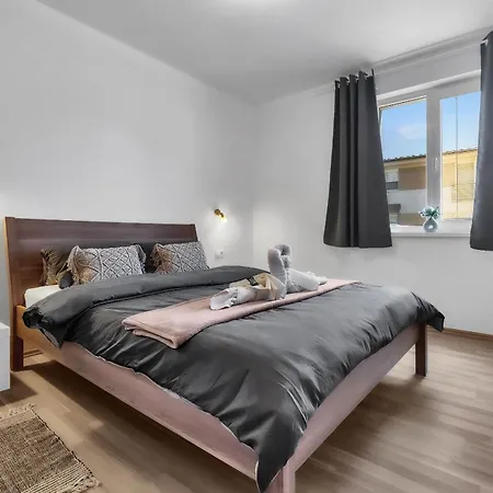 アパート With Garden And Parking