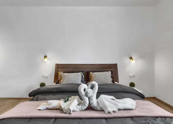 Apartment With Garden And Parking *