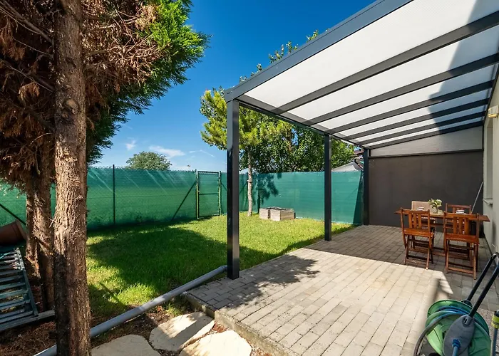 Apartment With Garden And Parking *