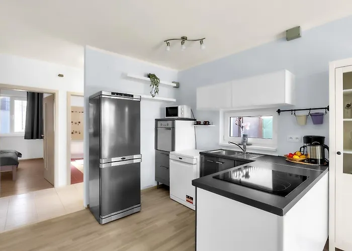 Apartment With Garden And Parking *